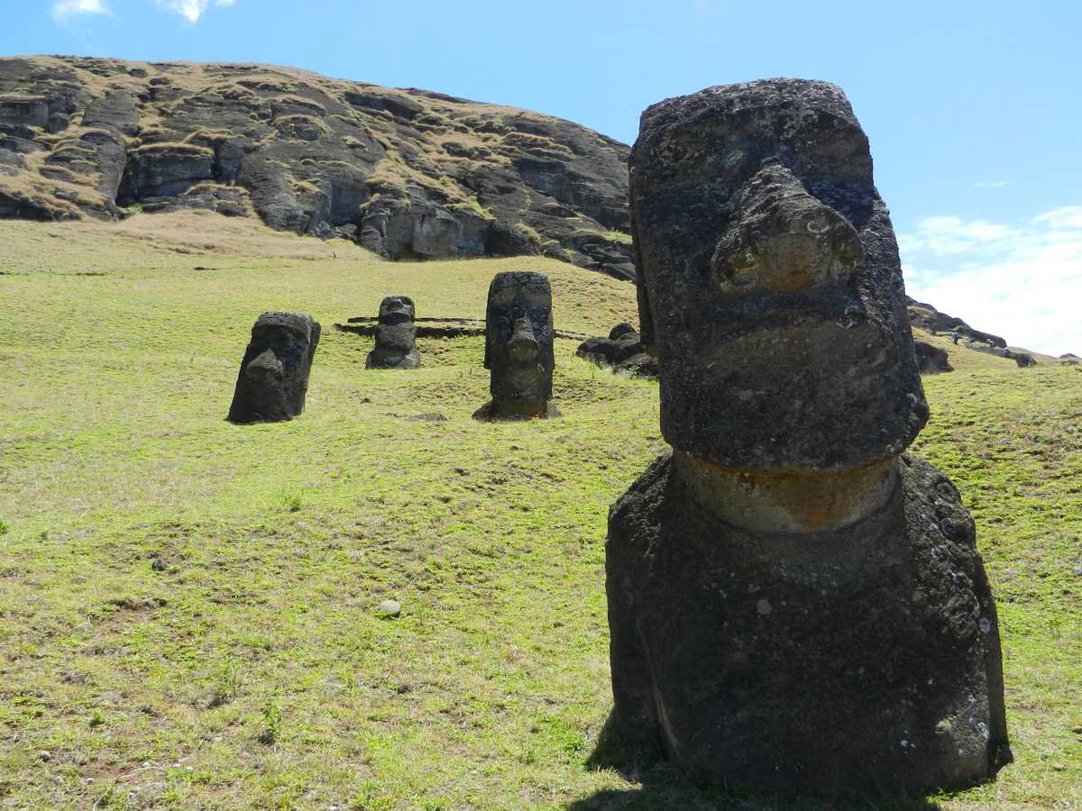 ilutracja Wyspa Wielkanocna i kamienne twarze Moai 3. Symbolika utrudnionej komunikacji.